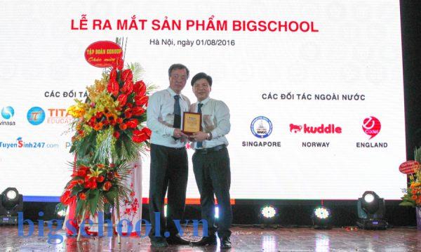 Ông Nguyễn Ngọc Thủy – Chủ tịch HĐQT Egroup -nhận kỷ niệm chương lưu niệm từ ông Lê Thống Nhất