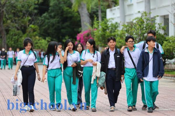 Tựu trường mặc đồ gì? Bí kíp phối đồ cho học sinh, sinh viên tự tin