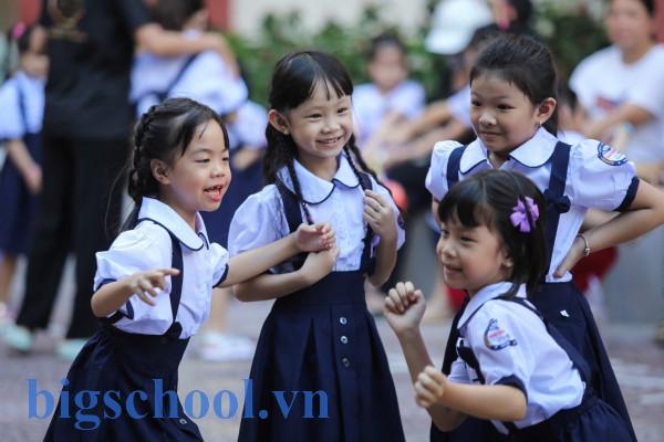 Tựu trường mặc đồ gì? Bí kíp phối đồ cho học sinh, sinh viên tự tin