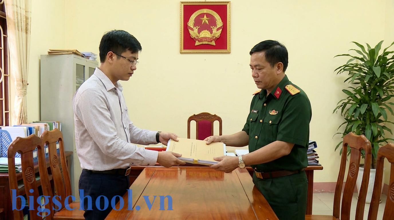 Nợ môn có được tạm hoãn nghĩa vụ quân sự không? Luật 2026 quy định rõ 4 Nam thanh niên nộp hồ sơ xin tạm hoãn nghĩa vụ quân sự tại Ban chỉ huy quân sự.