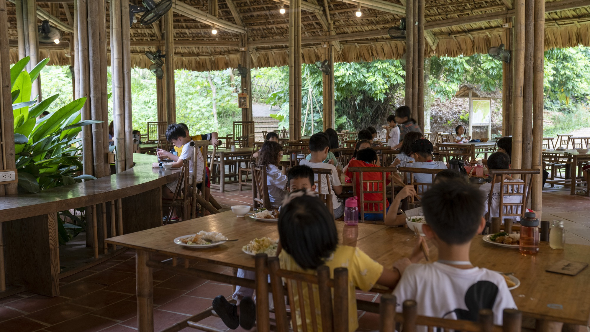 Hà Nội có ngôi trường kiến trúc đặc biệt: Nơi học sinh đổ mồ hôi để đổi lấy trải nghiệm ý nghĩa - Ảnh 3.
